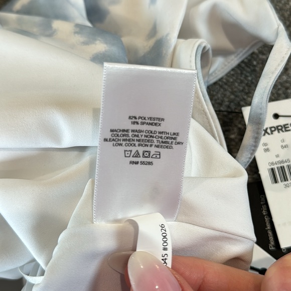 Express Body Contour Abstract Print Bodysuit - Picture 9 of 9